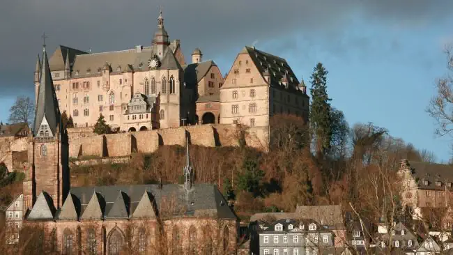 Privatdetektiv beobachtet rund um das Schloss in Marburg.