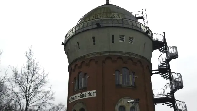 Privatdetektive beobachten an der Camera Obscura in Mülheim.
