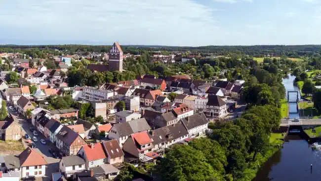 Detektive observieren am Einsatzort Parchim.