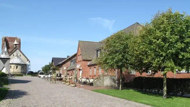 Detektive observieren an der Alten Kirche auf Pellworm.