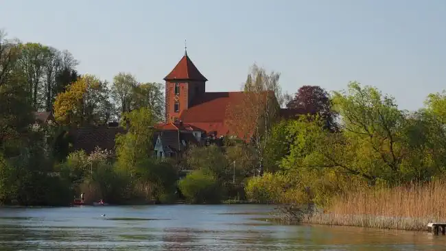 Detektive beobachten am Kirchsee in Preetz. Privatdetektive recherchieren am Einsatzort Preetz.