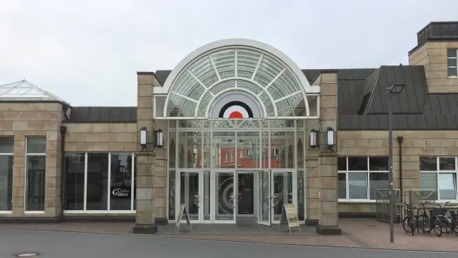 Detektive recherchieren an der Stadthalle in Rheine.