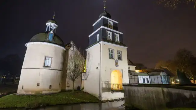 Detektive ermitteln in der Nähe vom Haus Martfeld in Schwelm. Detektive observieren am Einsatzort Schwelm.