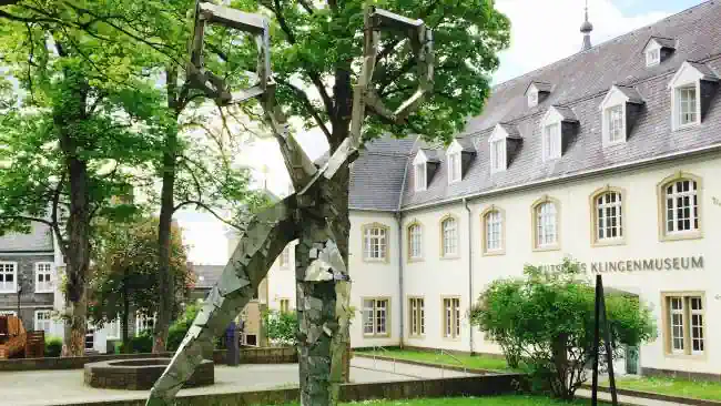 Detektiv observiert am Klingenmuseum in Solingen.