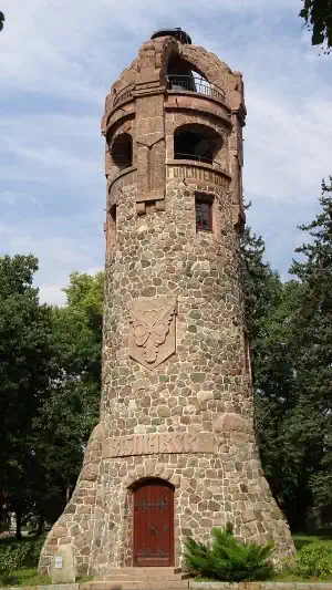 Detektive ermitteln am Einsatzort Spremberg. Der Bismarckturm in Spremberg als Symbol für Detektivarbeit.