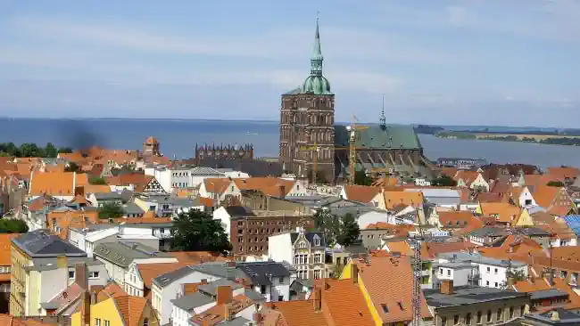 Privatdetektiv observiert rund um St. Nikolai in Stralsund.
