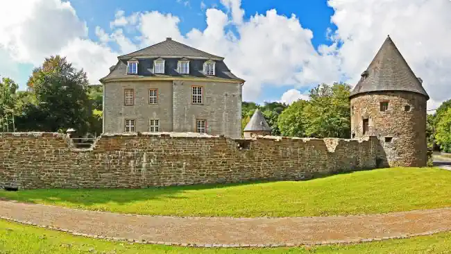 Detektive beobachten am Schloss Hardenberg in Velbert. Wirtschaftsdetektive ermitteln am Einsatzort Velbert.