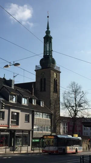 Detektive recherchieren in der Umgebung der Johanniskirche in Witten.