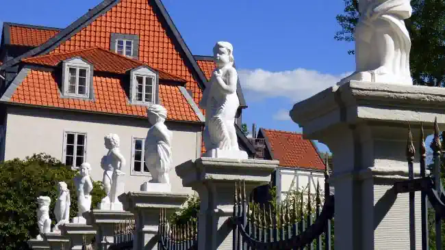 Privatdetektiv observiert rund um das Kleine Schloss in Wolfenbüttel.