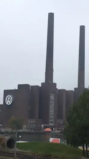 Detektei recherchiert in der Umgebung des VW Werks am Einsatzort Wolfsburg.